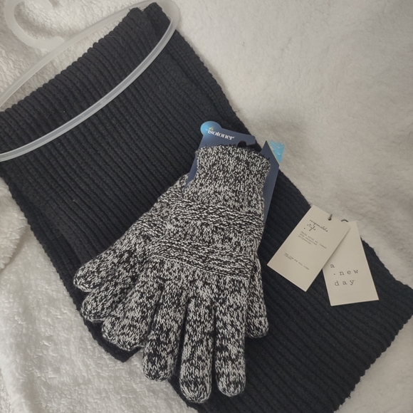 Isotoner Gloves and Ebony Scarf 1SZ - Picture 5 of 6